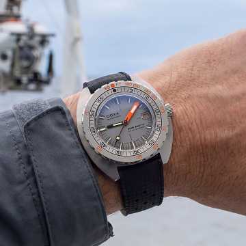 Foto Polso Orologio Doxa Sub 300Ti5 Clive Clusser
