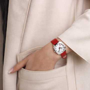 Foto Polso Orologio Mondaine Petit Cushion