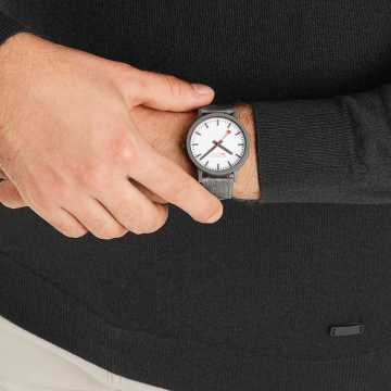 Foto Polso Orologio Mondaine Essence Grigio FS11B