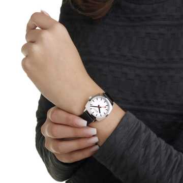 Foto Polso Orologio Mondaine Petit Cushion Black