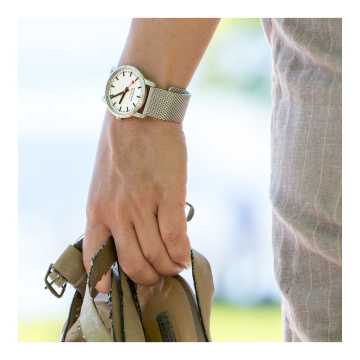 Foto Polso Orologio Mondaine Simply Elegant FS119
