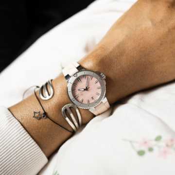 Foto Polso Orologio Oris Aquis Date 733 7770 4158 - 0741866FC