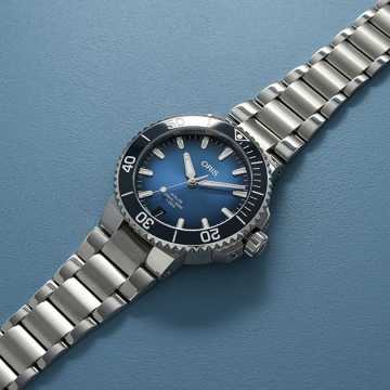 Foto Alto Orologio Oris Aquis Date Calibre 400 Blu