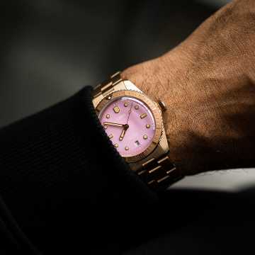 Foto Polso Lui Orologio Divers Sixty-Five Cotton Candy