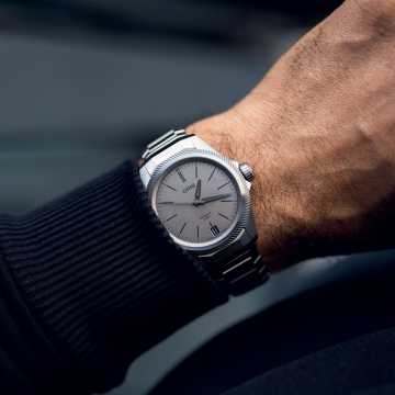 Foto Polso Orologio Oris ProPilot X Calibre Grigio