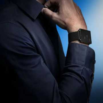 Foto Polso Orologio Qlocktwo Black Steel