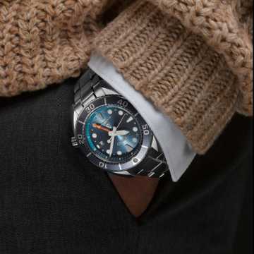 Foto Polso Orologio Seiko Prospex Aqua Sumo Solar GMT