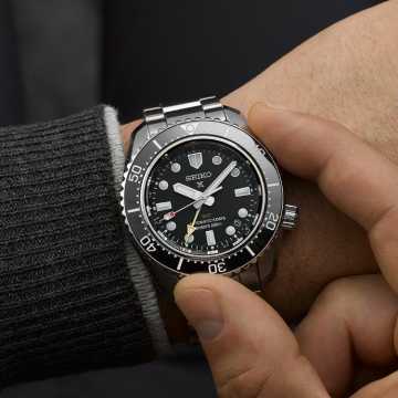 Foto Polso Orologio Seiko Prospex Dark Depths GMT SPB383J1