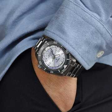 Foto Polso Orologio Seiko Prospex Glacier Blue GMT SPB385J1