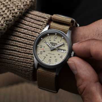 Foto Polso Orologio Seiko 5 Desert Kit Midfield Style SRPJ83K1