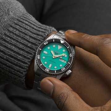 Foto Polso Orologio Seiko 5 Sports SKX Midi Teal SRPK33K1