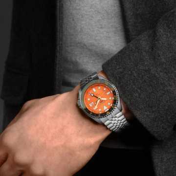Foto Polso Orologio Seiko 5 Automatique GMT Acier SSK005K1