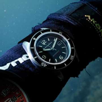 Foto Polso Orologio Spinnaker Fleuss Quadrante Nero