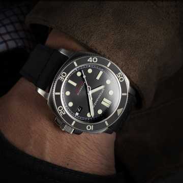 Foto al Polso Orologio Hull Diver Quadrante Nero