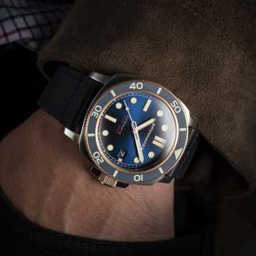 Foto al Polso Orologio Hull Diver Quadrante Blu