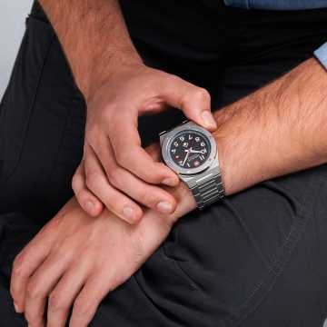 Foto Polso Orologio Swiss Military Sonoran SMWGH2101902