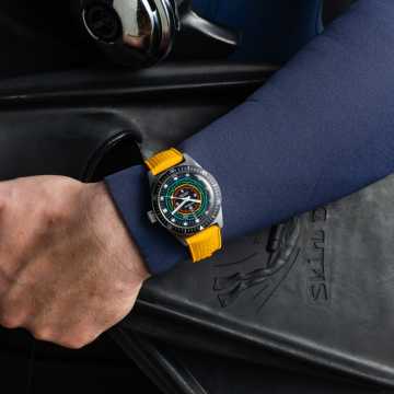 Foto Polso Orologio Wolbrook Skindiver Decompression Automatic 24-SDA-001-RB1-YEL