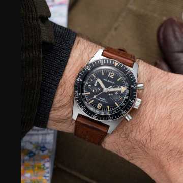 Foto Polso Orologio Wolbrook JetFlyer Automatic Chronograph Quadrante Nero Vintage