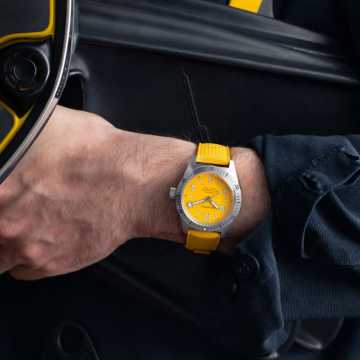 Foto Polso Orologio Wolbrook Skindiver Automatic Yellow