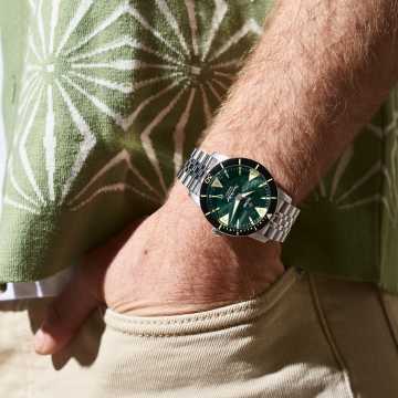 Foto Polso Orologio Zodiac Super Sea Wolf Skin Diver ZO9218