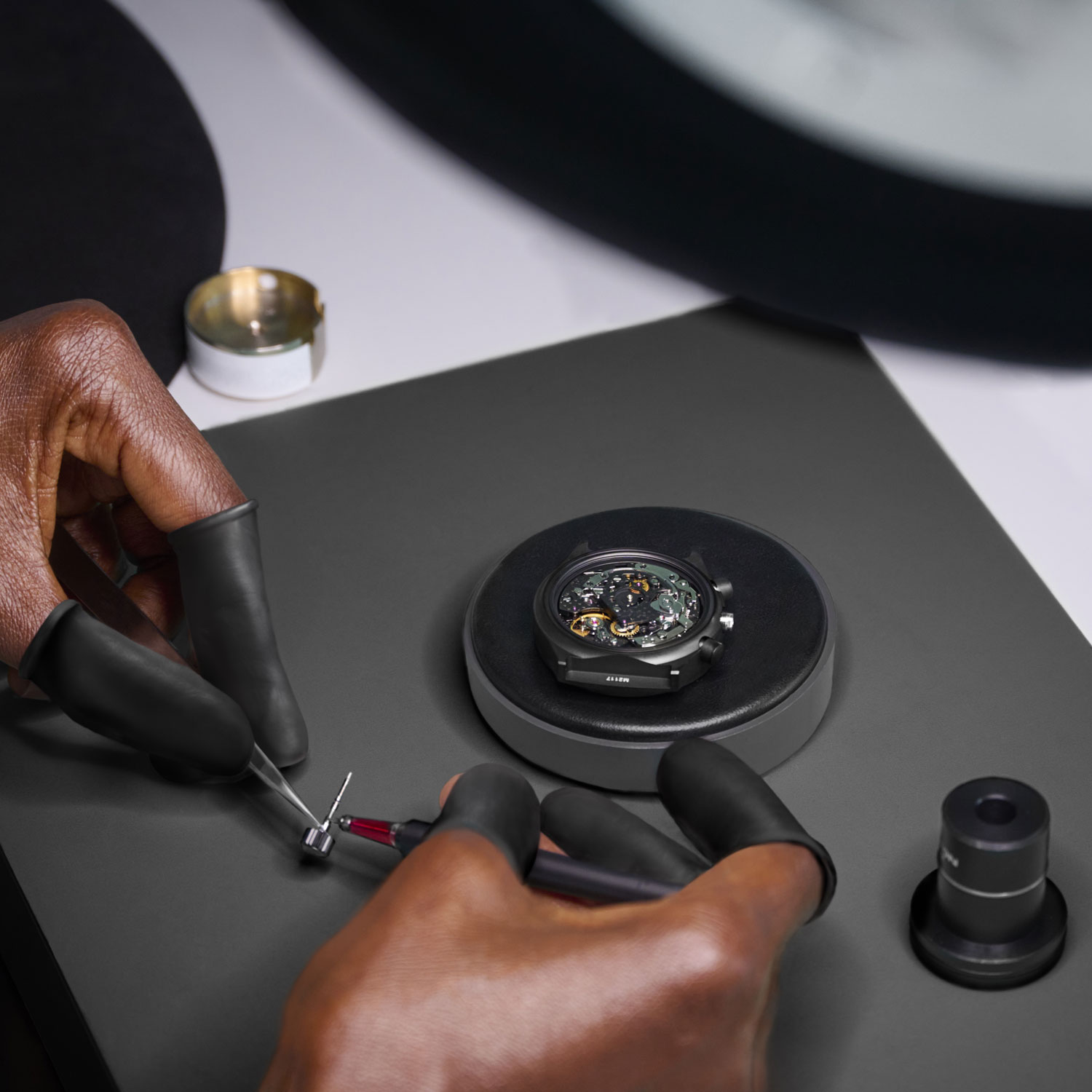 /galleries/111/Porsche-Design_orologio_50Y_All_Black_Solothurn_dettaglio_3.jpg